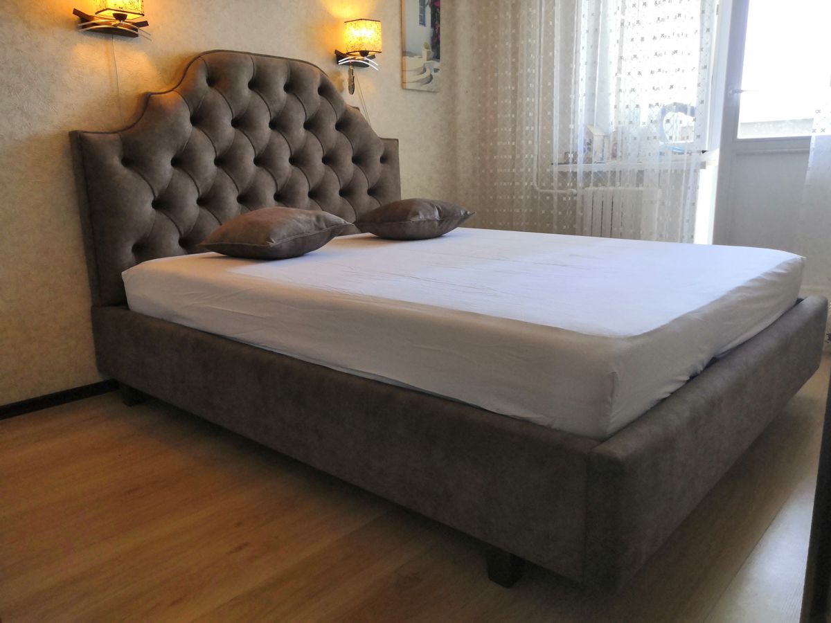 Кровать с фигурным изголовьем